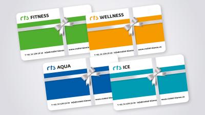 Vier RTS-Mitgliedskarten mit den Bezeichnungen Fitness, Wellness, Aqua und Ice, jeweils mit einem farbigen Streifen und einem silbernen Band, auf hellem Hintergrund.