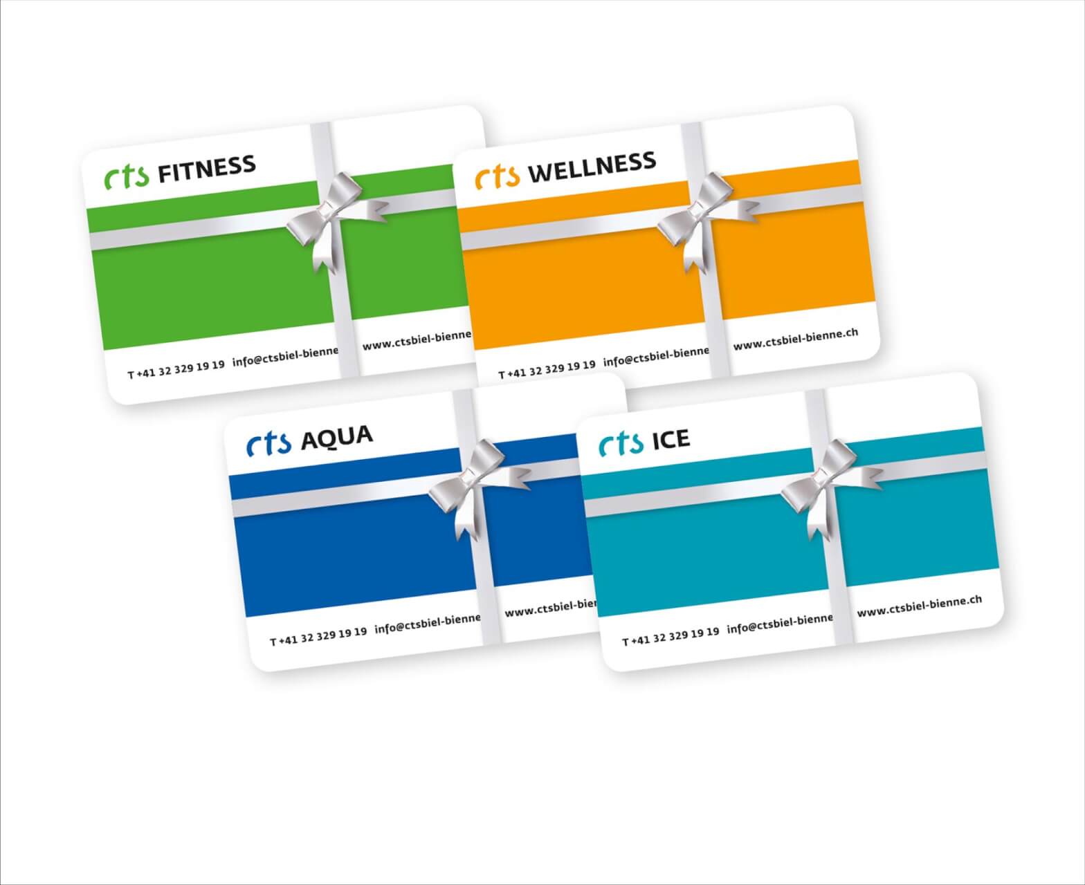 Quatre cartes-cadeaux étiquetées FITNES, WELLNESS, AQUA et ICE avec des bandes de couleur et un ruban graphique, indiquant les coordonnées et le site web de ctsble-siemen.ch.