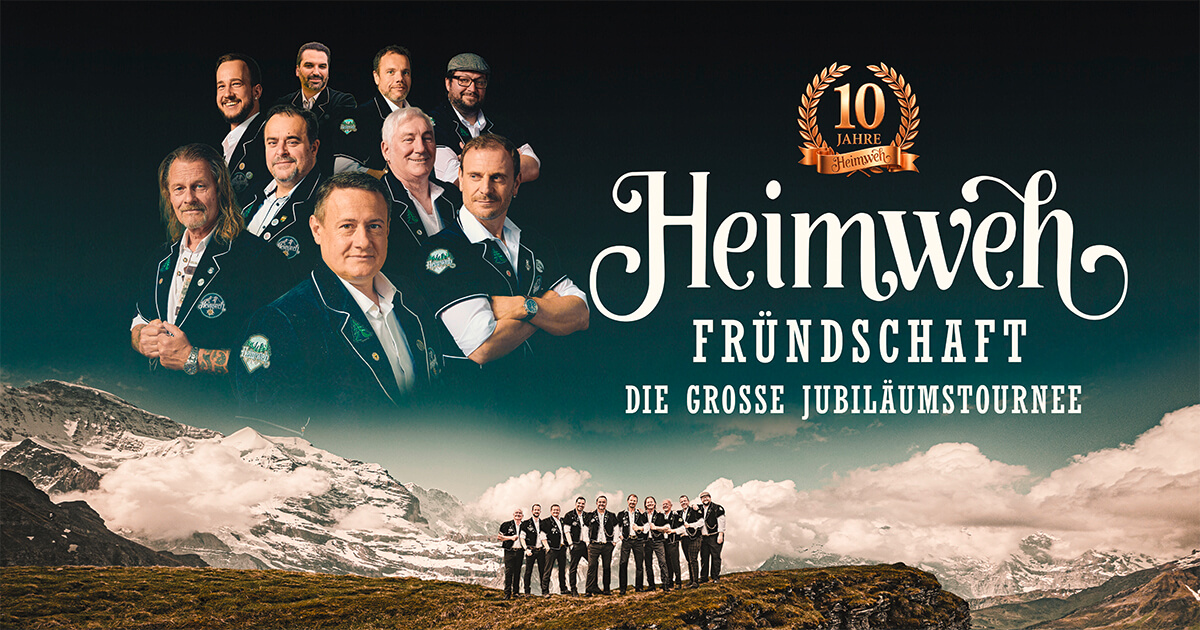Eine Gruppe von Männern in passenden Outfits posiert vor einer Berglandschaft mit einem Text über Heimwehs 10-jähriges Jubiläum und die Jubiläumstour.