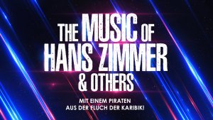 Konzertplakat mit dem Text: The Music of Hans Zimmer & Others und Mit einem Piraten aus der Fluch der Karibik! auf dunklem Hintergrund mit bunten Lichtstreifen.
