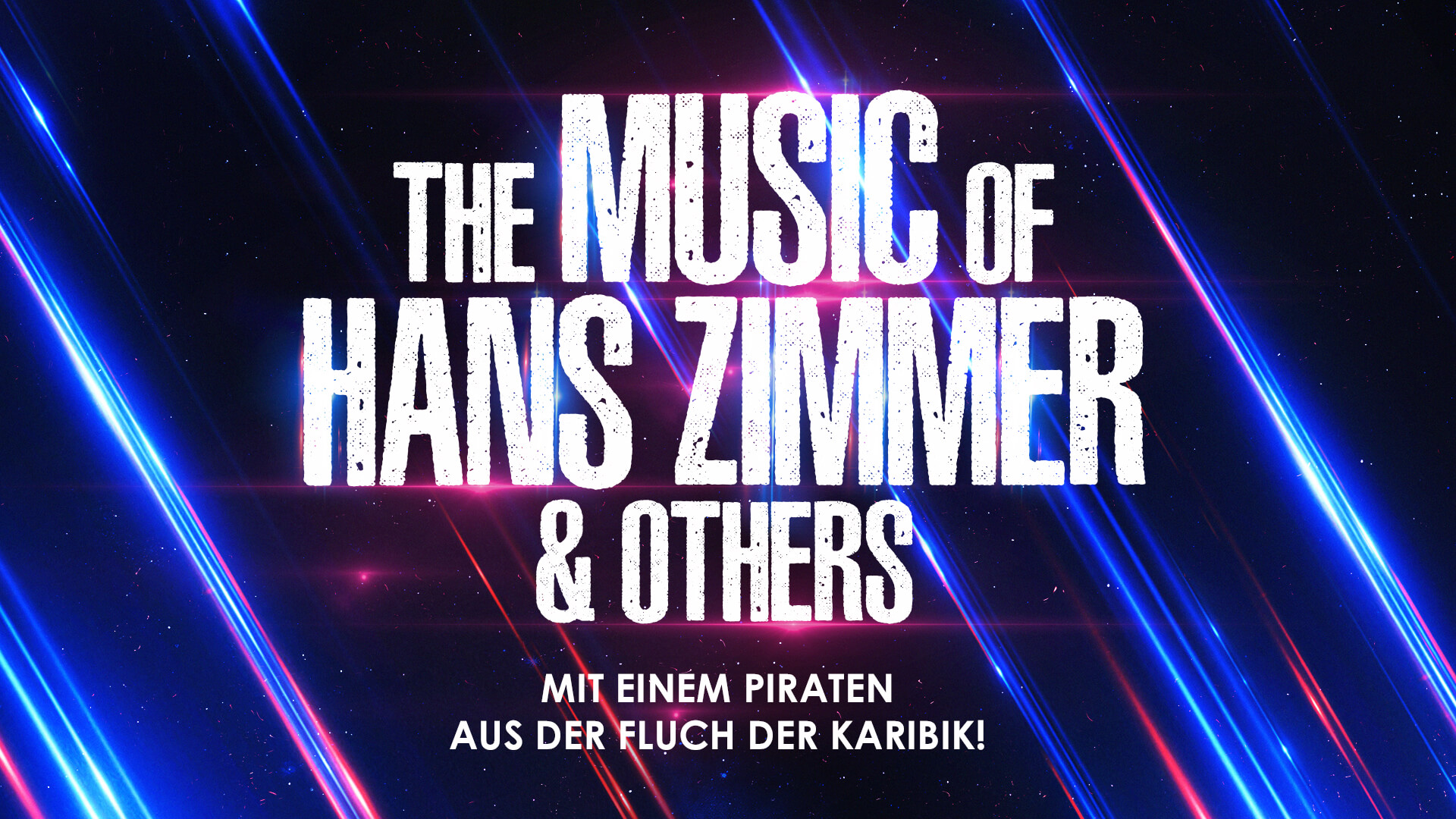 Konzertplakat mit dem Text: The Music of Hans Zimmer & Others und Mit einem Piraten aus der Fluch der Karibik! auf dunklem Hintergrund mit bunten Lichtstreifen.