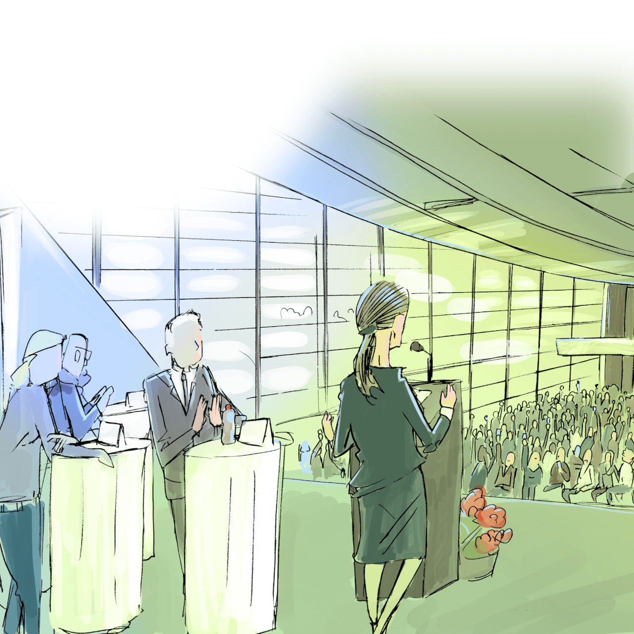 Dans une salle de conférence moderne aux murs de verre, une femme s'exprime sur un podium face à un large public, tandis que trois panélistes sont assis à une table à sa gauche.