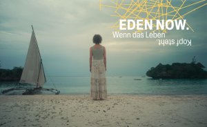 Eine Person steht an einem Sandstrand mit Blick auf das Meer und ein Segelboot in der Nähe; der Text lautet 