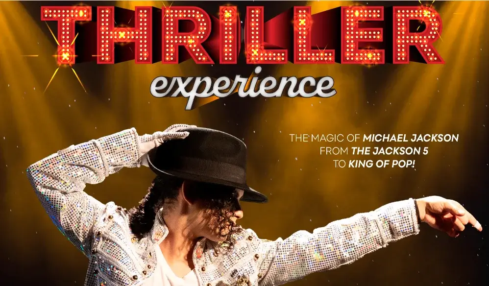 Eine Person in einer glitzernden Jacke und einem schwarzen Hut tanzt unter dem Schriftzug „Thriller Experience“, begleitet von Texten, die sich auf Michael Jackson und die Jackson 5 beziehen.