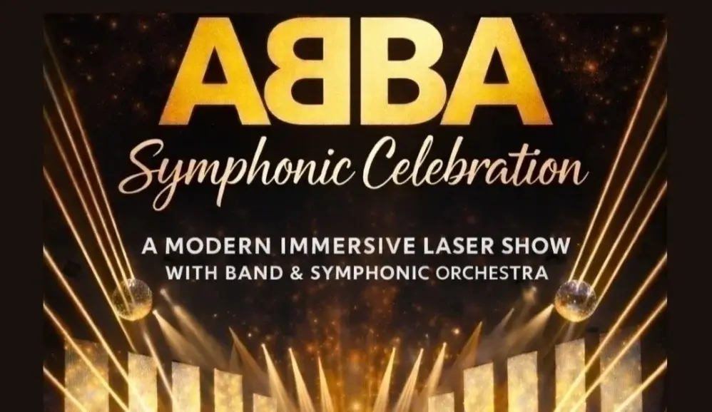 Affiche pour « ABBA Symphonic Celebration », présenté comme un spectacle laser immersif moderne réunissant le groupe et un orchestre symphonique, avec un texte doré et un graphisme lumineux étincelant.