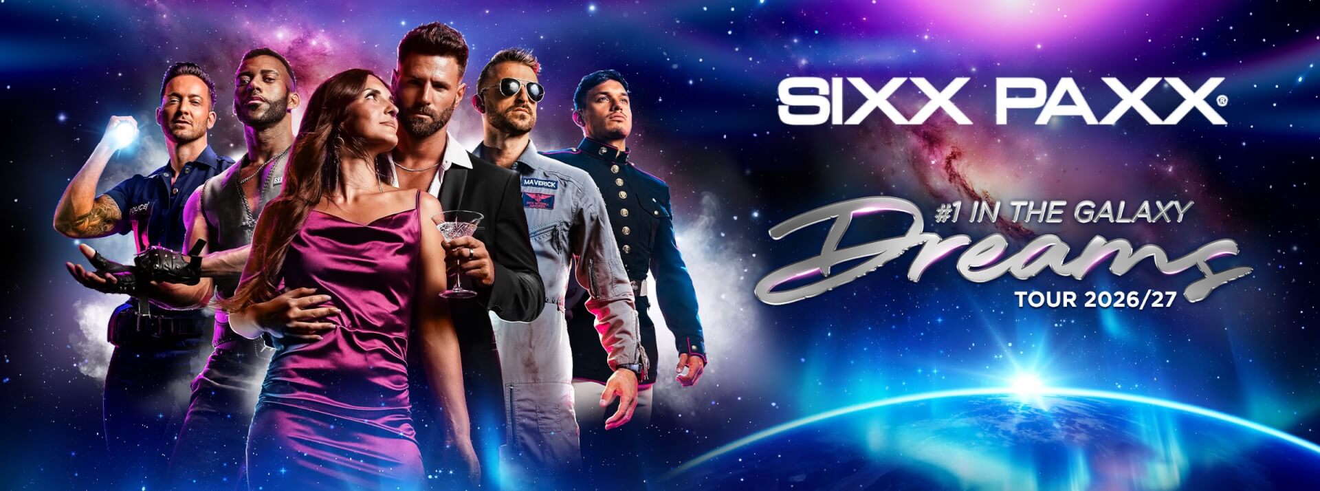Sechs Personen in stylischen, futuristischen Outfits posieren vor einem kosmischen Hintergrund, auf dem SIXX PAXX, Dreams Tour 2026/27 und 